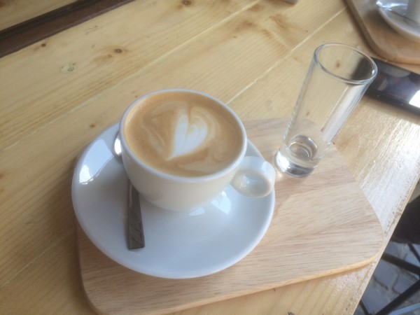 wake cup, tava servire, origo, cappuccino, cafea proaspat prajita